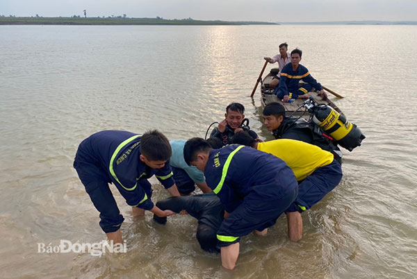 Lực lượng cứu nạn, cứu hộ đưa thi thể 3 trường hợp đuối nước lên bờ. Ảnh: CTV