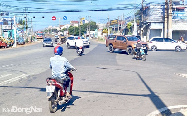 Điểm giao quốc lộ 1 - Lê A - Hồ Thị Hương - Võ Duy Dương (TP.Long Khánh) tiềm ẩn nguy cơ tai nạn, va chạm cao do luồng xe từ nhiều đường cùng đổ ra quốc lộ