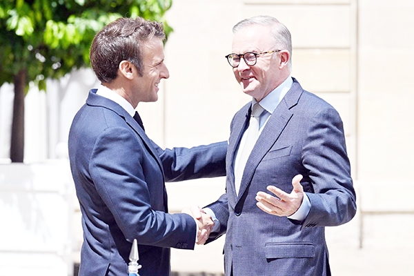 Tổng thống Pháp Emmanuel Macron (trái) đón Thủ tướng Australia Anthony Albanese tới thăm Paris, ngày 1-7-2022. Ảnh: AFP/TTXVN