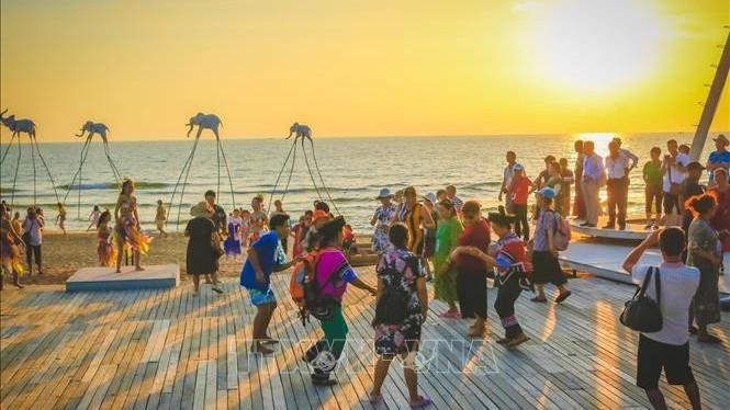 Visitors enjoy sunset in a beach in Phu Quoc island (Photo: VNA)