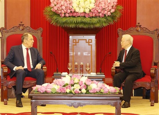 Party General Secretary Nguyen Phu Trong (R) receives Russian FM Sergey Lavrov.