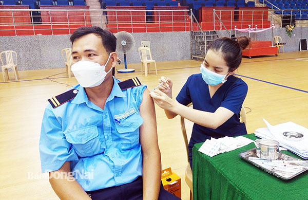 Tiêm vaccine phòng Covid-19 cho cán bộ, công chức, viên chức, người dân trong tỉnh tại Nhà Thi đấu tỉnh sáng 7-7. Ảnh: Hạnh Dung