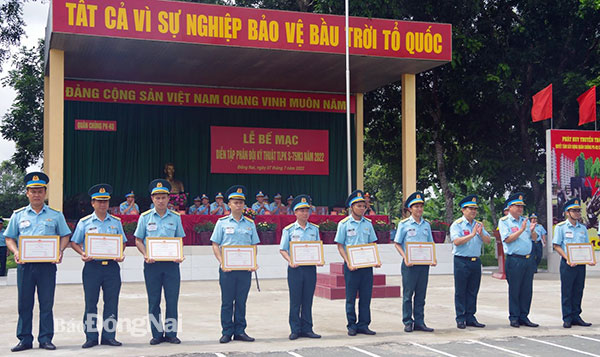 Ban tổ chức khen thưởng các tập thể, cá nhân xuất sắc tham gia diễn tập. Ảnh: Nguyệt Trinh