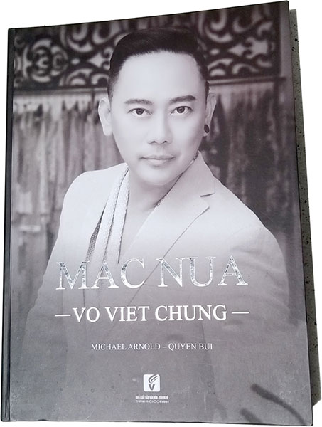 Võ Việt Chung trên bìa sách Mặc Nưa