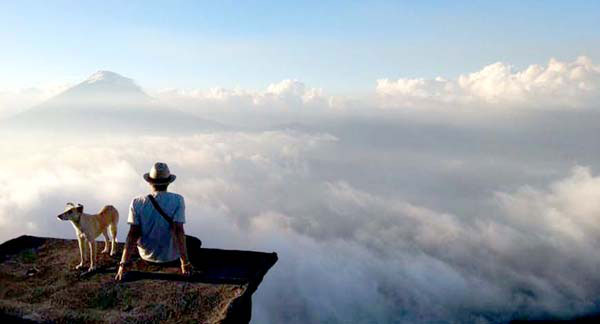 Ngắm cảnh từ đỉnh núi lửa Volcán Pacaya. Nguồn: Simon Broner/Lonely Planet