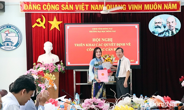 TS. Lê Anh Đức, Hiệu trưởng Trường đại học Đồng Nai trao quyết định bổ nhiệm Phó hiệu trưởng Trường Phổ thông thực hành sư phạm cho ThS. Phan Thu Hằng