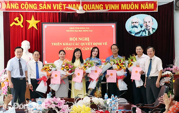 TS Lê Anh Đức, Hiệu trưởng Trường đại học Đồng Nai trao quyết định bổ nhiệm cho các Trưởng, Phó phòng ban, đơn vị