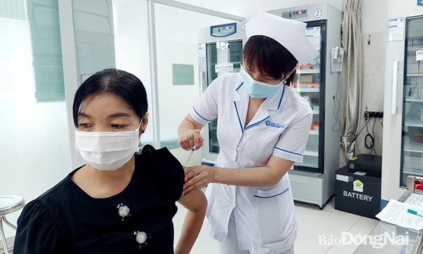  Tiêm vaccine phòng Covid-19 mũi 4 tại Bệnh viện Đa khoa Đồng Nai sáng 8-7