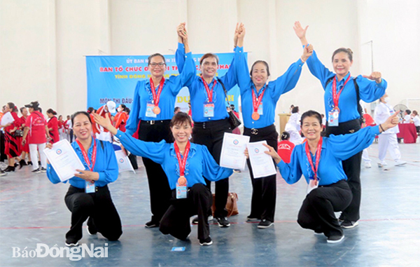 Người cao tuổi ở P.Trảng Dài (TP.Biên Hòa) múa dân vũ tham gia một cuộc thi do Hội LHPN tổ chức nhằm kêu gọi người dân tập luyện thể dục, thể thao nâng cao sức khỏe. Ảnh: H.Yến