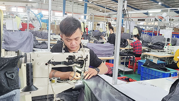 Công nhân nam may chuyên nghiêp tại xưởng Công ty TNHH Kin Yip Bags & Hats Manufactory (H.Vĩnh Cửu)