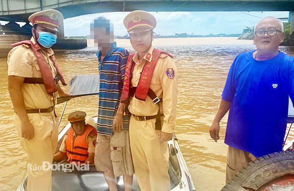 Tổ tuần tra của Đội Cảnh sát giao thông đường thủy và ông Lê Văn Dũng cứu sống nạn nhân nhảy cầu Đồng Nai trưa 13-7. Ảnh: CTV