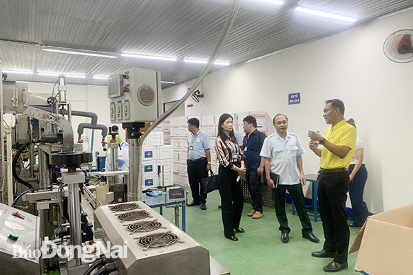 Đoàn công tác của Sở NN-PTNT thăm quy trình sản xuất phân bón lá tại Công ty TNHH SITTO Việt Nam. Ảnh: B.Nguyên