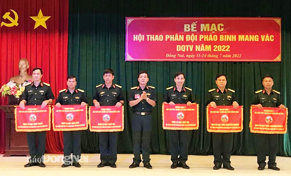 Đại tá Lê Minh Dung trao giải toàn đoàn nhất, nhì, ba, khuyến khích cho các đơn vị. Ảnh: Nguyệt Hà
