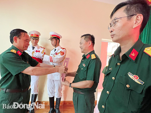 Thừa ủy quyền Bộ Quốc phòng và Quân khu 7, đại tá Huỳnh Thanh Liêm trao Quyết định bổ nhiệm đại tá Bùi Đăng Ninh
