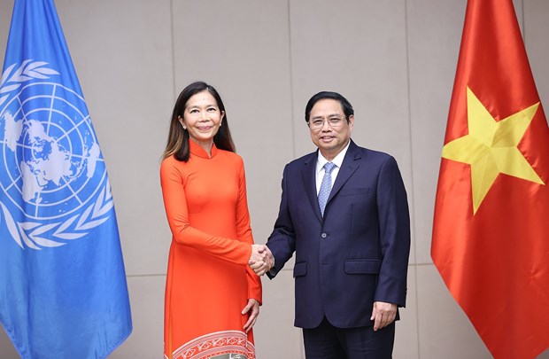 Prime Minister Pham Minh Chinh (right) hosted a reception in Hanoi on July 13 for newly-appointed UN Resident Coordinator in Vietnam Pauline Tamesis. 