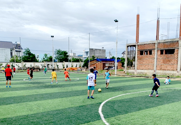 Một buổi tập đá bóng dịp hè của trẻ em xã Quảng Tiến (H.Trảng Bom)