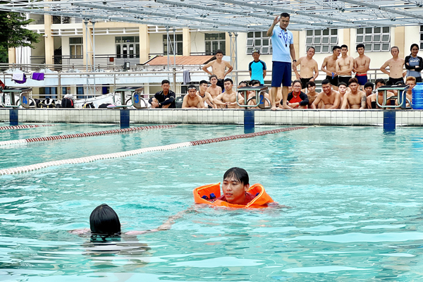 Để đảm bảo an toàn tại các khu vui chơi mùa hè, nhiều nhân viên cứu hộ các hồ bơi, khu nghỉ dưỡng, du lịch trong tỉnh đã tham gia tập huấn phương pháp cứu hộ đuối nước do Sở VH-TTDL tổ chức