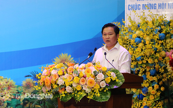 Giám đốc Sở Kế hoạch đầu tư Nguyễn Hữu Nguyên báo cáo tình hình kinh tế - xã hội. Ảnh: Vương Thế