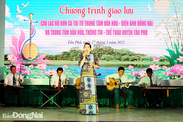 Bà Lê Ngọc Ni tham gia giao lưu, biểu diễn đờn ca tài tử phục vụ người dân trên địa bàn H.Tân Phú năm 2022