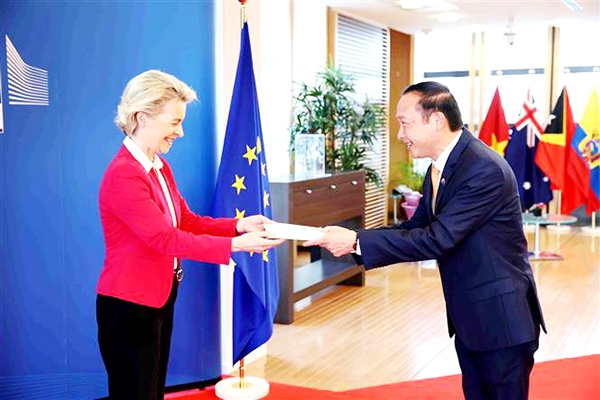 Đại sứ Nguyễn Văn Thảo trình Thư ủy nhiệm lên Chủ tịch EC, Ursula von der Leyen. Ảnh: TTXVN