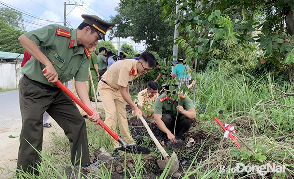  Đoàn viên thanh niên Công an tỉnh ra quân trồng cây xanh trên các tuyến đường xã Bình Hoà (H.Vĩnh Cửu)