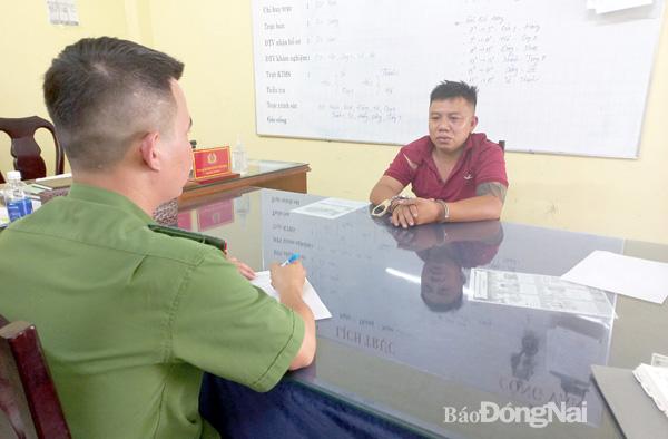 Cán bộ Công an TP.Biên Hòa lấy lời khai đối tượng tham gia vụ cướp giật tài sản trên địa bàn thành phố. Ảnh: Trần Danh