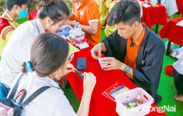 Việc định hướng môn học cho học sinh từ lớp 10 có ý nghĩa quan trọng với học sinh trong lựa chọn nghề nghiệp trong tương lai. Trong ảnh: Học sinh tham gia ngày hội tư vấn hướng nghiệp tại Trường đại học Đồng Nai năm 2022