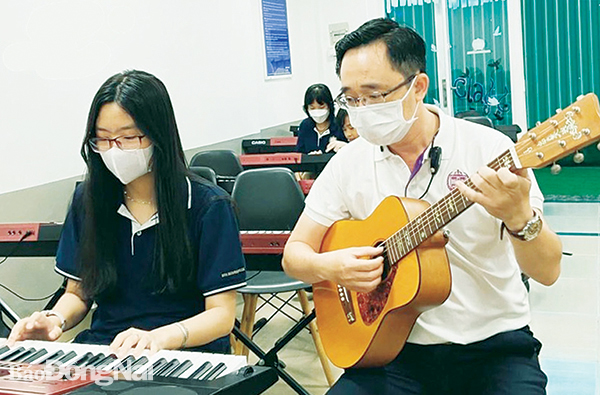 Học sinh lớp 10 Trường TH-THCS-THPT Á Châu (TP.Biên Hòa) học môn Âm nhạc cùng giáo viên