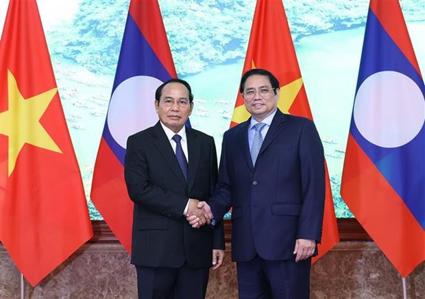 Prime Minister Pham Minh Chinh (right) hosts Lao Vice President Bounthong Chitmany. 