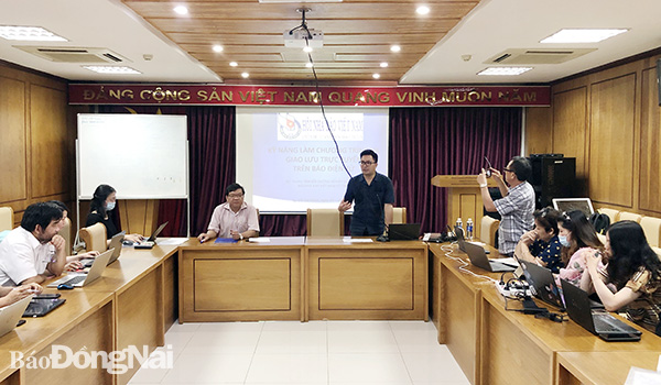 Nhà báo Lê Bảo An, biên tập viên Ban Thanh thiếu niên VTV6 - Đài Truyền hình Việt Nam chia sẻ tại khóa bồi dưỡng. Ảnh: Hải Quân