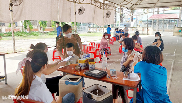  Đông đảo người dân đi tiêm vaccine phòng Covid-19 ở các điểm tiêm tại TP.Biên Hòa