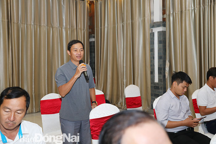 Phóng viên báo Sài Gòn Giải Phóng đặt câu hỏi với ban tổ chức giải tại buổi họp báo