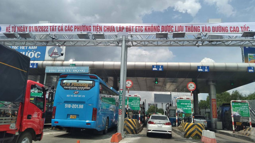 An overhead banner at Long Phuoc toll station on the HCMC-Long Thanh-Dau Giay expressway informs road users that the ETC system launch date is August 1 – PHOTO: BAOGIAOTHONG.VN