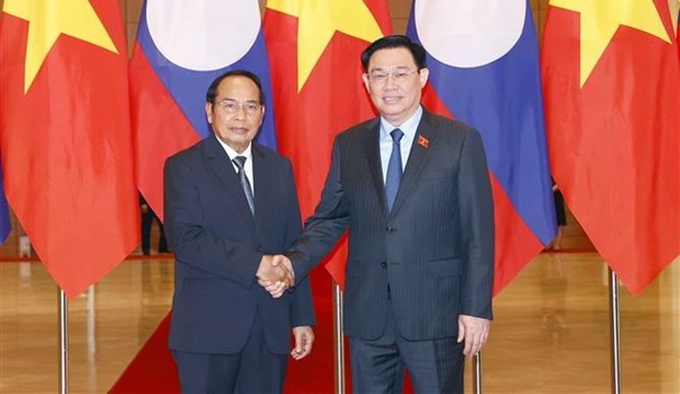 NA Chairman Vuong Dinh Hue (R) welcomes Lao Vice President Bounthong Chitmany. 