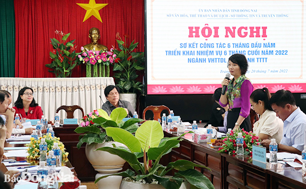 Phó chủ tịch UBND H.Vĩnh Cửu Nguyễn Thị Dung phát biểu thảo luận tại hội nghị