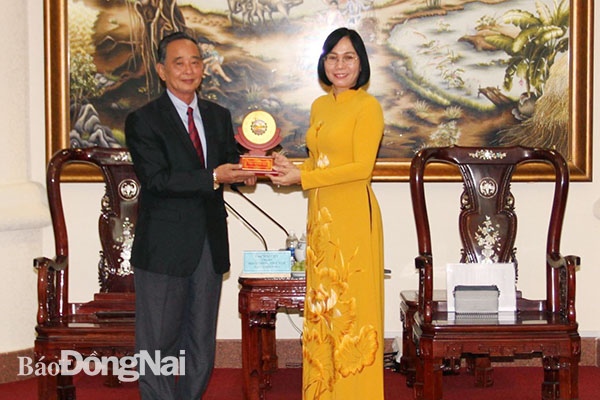 Phó chủ tịch UBND tỉnh Nguyễn Thị Hoàng tặng quà lưu niệm cho ông Sim Chy, Chủ tịch Hội Khmer - Việt Nam tại Campuchia. 
