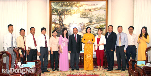 Phó chủ tịch UBND tỉnh Nguyễn Thị Hoàng chụp ảnh lưu niệm cùng thành viên Hội Khmer - Việt Nam tại Campuchia.