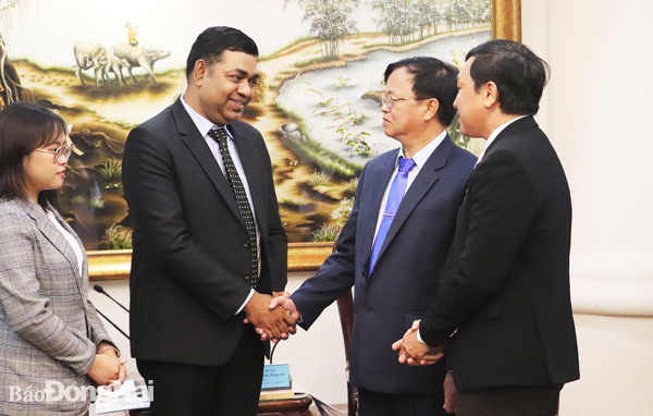 Chủ tịch UBND tỉnh Cao Tiến Dũng trao đổi với Tổng lãnh sự Ấn Độ tại TP.HCM về môi trường đầu tư của Đồng Nai