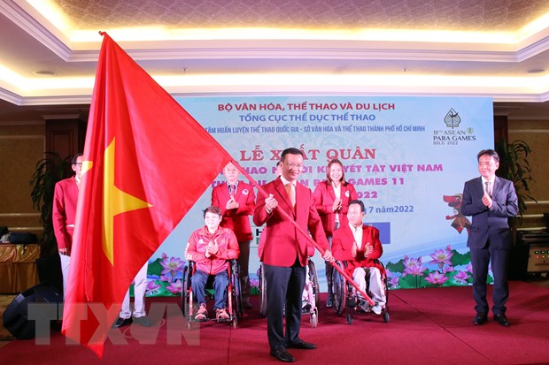 Đoàn thể thao người khuyết tật Việt Nam nhận cờ từ lãnh đạo Bộ Văn hóa, Thể thao và Du lịch. Ảnh: TTXVN