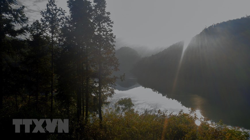 From Hanoi, tourists can take the Hanoi - Bac Giang Expressway, turn into Highway 3A and go north for 13 km to reach the Ban Viet Lake near the Ban Gioc waterfall tourist area.