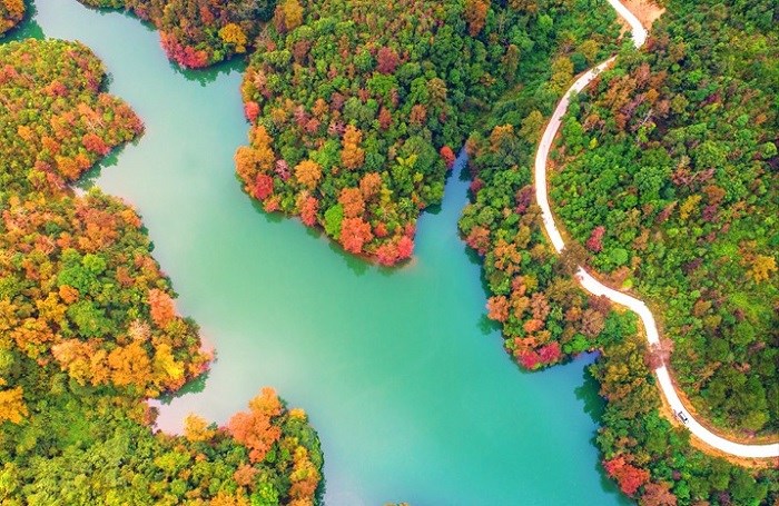 A bird-eye view of Ban Viet lake.