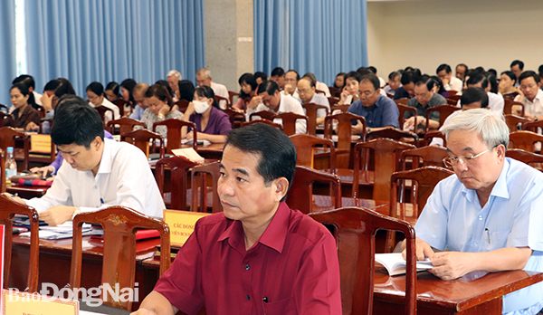 Chủ tịch HĐND tỉnh Thái Bảo và các đồng chí lãnh đạo tỉnh tham gia hội nghị trực tuyến