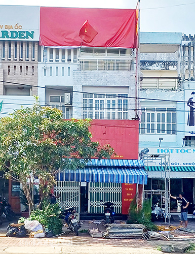 Chi nhánh Công ty TNHH Công chứng Nguyễn Tân Yên tại TT.Trảng Bom (H.Trảng Bom) đang cho người che kín các bảng chữ. Ảnh chụp vào chiều 13-7-2022. Ảnh: A.Nhân
