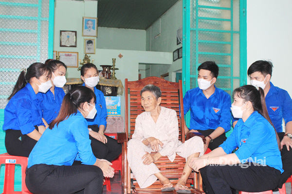 Cán bộ, đoàn viên thanh niên xã Thạnh Phú (H.Vĩnh Cửu) thăm Mẹ Việt Nam anh hùng Hồ Thị Vàng. Ảnh: N.Sơn