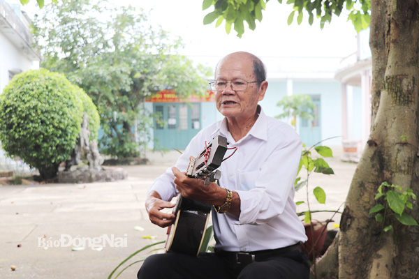 Niềm vui của thầy Nguyễn Như Lộc là được tự mình đàn, hát những ca khúc do chính mình sáng tác. Ảnh:  Hải Yến