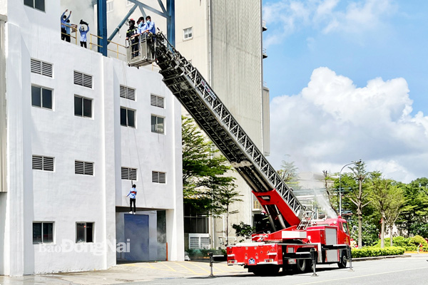 Xe thang 52m của lực lượng Cảnh sát PCCC Đồng Nai là một trong những phương tiện có thể dùng đưa người mắc kẹt từ các tòa nhà cao tầng (lên đến 11-12 tầng) xuống đất nhanh chóng, an toàn