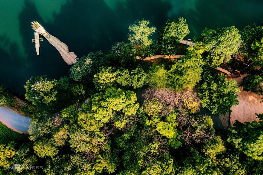 From Ha Son to Trung Son is a forest ecological route stretching 1.5 km, where visitors can listen to birdsongs and murmuring streams. Then, Ngoan Son impresses visitors with the blue lake and the bridge leading to the lake with the shape of an arm designed from woven bamboo. From this position, visitors can enjoy the panoramic view of Thien Son area and the majestic Ba Vi mountain range. 