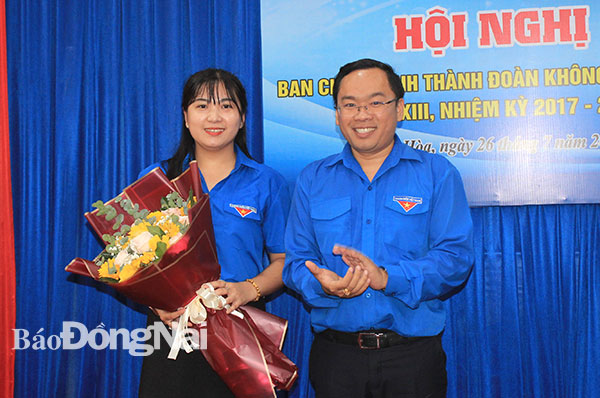 Phó bí thư phụ trách Tỉnh đoàn Nguyễn Minh Kiên tặng hoa chúc mừng Tân Bí thư Thành đoàn Biên Hòa (Ảnh: Nga Sơn)