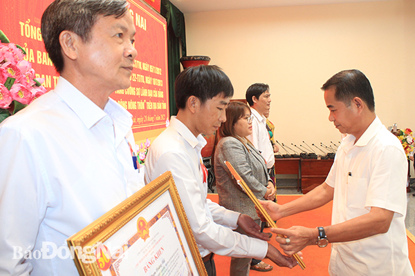 Đồng chí Thái Bảo, Chủ tịch HĐND tỉnh trao bằng khen cho các cá nhân