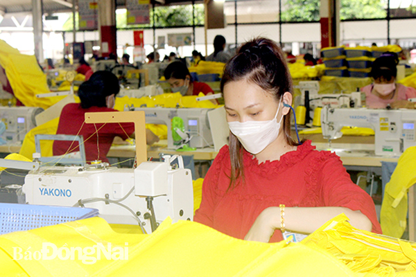 Gần 3 ngàn công nhân Công ty TNHH Pousung Việt Nam (H.Trảng Bom) đã nhận tiền hỗ trợ thuê nhà đợt 1 và yên tâm làm việc tại xưởng sản xuất